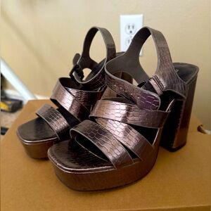 STEVE MADDEN Metallic tasseled pumps 🔥.